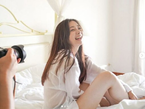 足立梨花、ベッドの上で“彼シャツ”姿の美脚披露！ 「なんかエッチ！」「色っぽいしセクシーすぎる」