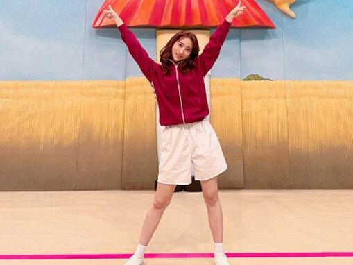 ファーストサマーウイカ、『イカゲーム』の短パン姿で美脚を披露！ 「スタイル良すぎ」「顔、めっちゃ小さっ」