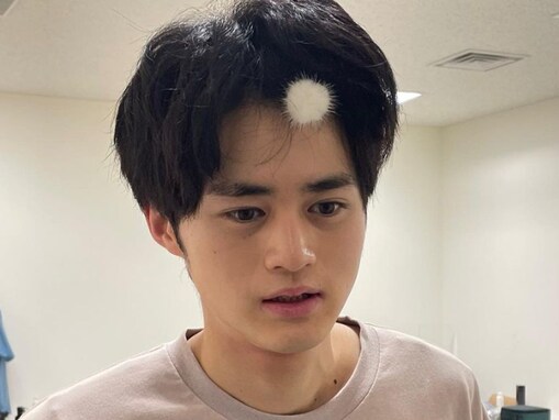 鈴鹿央士、元カノとの“思い出のヘアピン”を付けた姿にファン歓喜！ ドラマ『silent』のオフショット