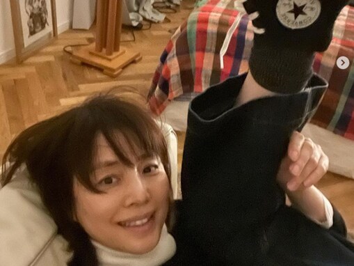「カラダ柔らかすぎ」53歳・石田ゆり子、新品の靴を履いて“足が上がり過ぎる”軟体ショット披露「見せびらかし方が可愛らしい」