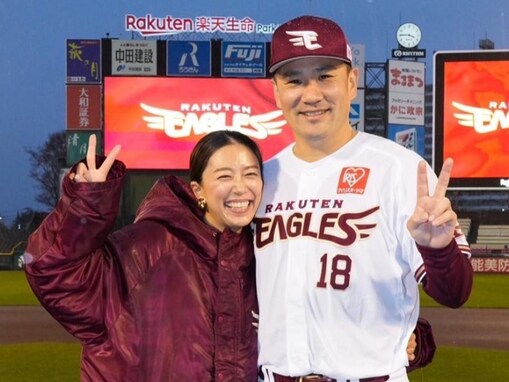 里田まい、夫・田中将大と球場でラブラブツーショット！ 「理想の夫婦ですね」「見てるだけで幸せな気持ちに」