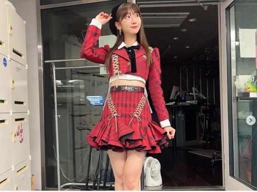 柏木由紀、腹ちら＆美脚あらわなミニスカ衣装姿を披露！ 「流石の着こなし。神だわ」「ほんとに可愛い」