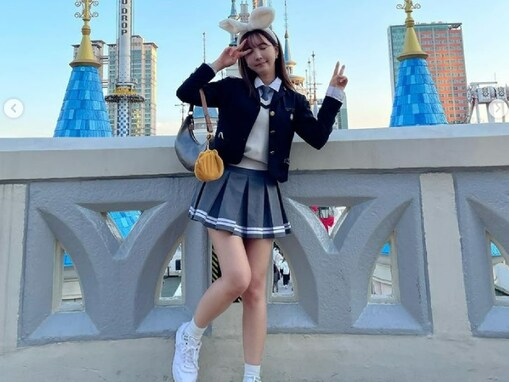 三上悠亜、超ミニの制服姿で生脚あらわなプライベートショット！ 「制服ぴったし似合ってる」「かわいいしかない」