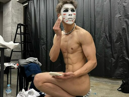 「履いてます！？」金爆・樽美酒研二、裸？ な筋肉ムキムキショット！ 「いや裸っwww」「う、美しすぎる」