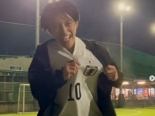 ミスチル桜井の長男・海音、圧巻のボールタッチ“サッカー”動画を公開！ 「横顔が若い頃のお父様にそっくり」