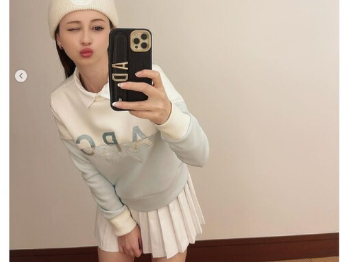 ダレノガレ明美、超ミニ丈スカートのゴルフウエアで美脚あらわに！ 豪快にスイングする“ナイスショット”も