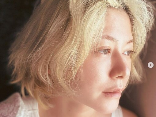 真木よう子、すっぴん？ 金髪ヘアで美しい横顔ショット披露に「本当にきれい」「幻想的」と称賛の声