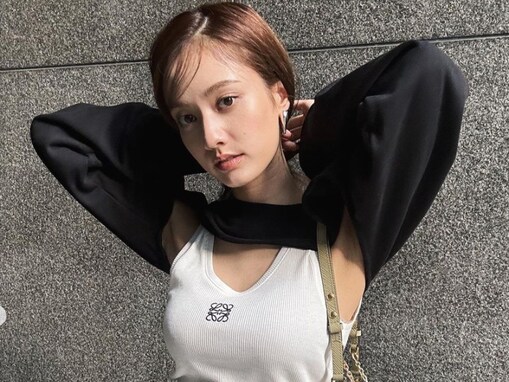 谷まりあ、タンクトップ姿で脇見せポーズ披露！ 「すごく色っぽくて、可愛い」「見てるだけで幸せになる」