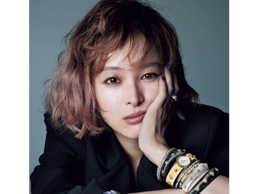清野菜名、“まるで別人”パーマヘアでモデルショット披露！ 「めっちゃ色っぽい」「違う人に見えた」