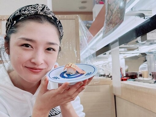 「JKにしか見えない」石川梨華、息子2人とくら寿司を楽しむ姿に「こんな可愛いママが実在するなんて」と反響