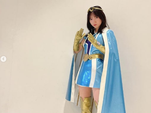 「ヒーローになりました」日向坂46・齊藤京子、“絶対領域”あらわなヒーロースーツ姿を披露！