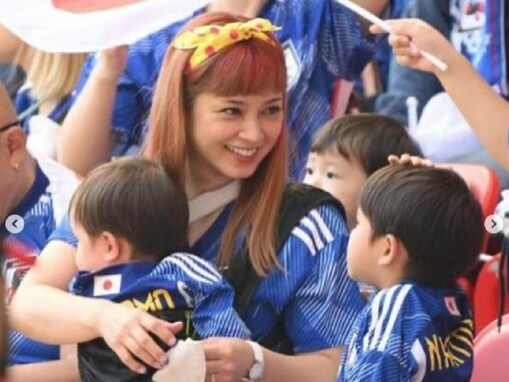 平愛梨、息子3人とW杯生観戦中の姿を激写される！ 「不意に撮られてこんなにキレイなママさんはなかなかいない」