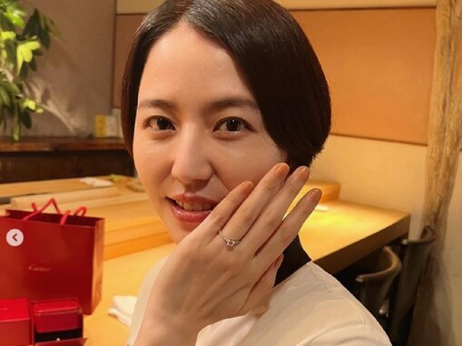 長澤まさみ、左手薬指に指輪輝くオフショット！ 「これを渡せる男性が羨ましいです」「手まで美しい…」