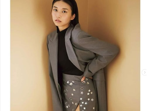 牧野真莉愛、超ミニ丈スカートでギリギリまで太ももあらわに！ 「色っぽく綺麗」「切れ込みがセクシー」