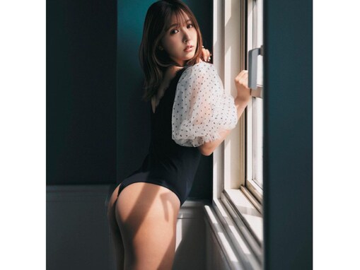 三上悠亜、大胆尻見せセクシーショット披露！ 「光る尻が綺麗ですね」「その表情がたまらなく素敵」