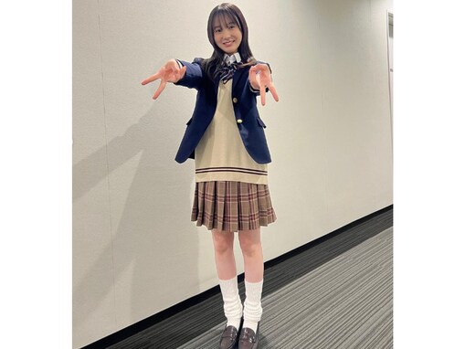 「別人すぎる」本田紗来、ルーズソックスで美脚あらわな制服姿を披露！ 「めっちゃ大人っぽくなってる」