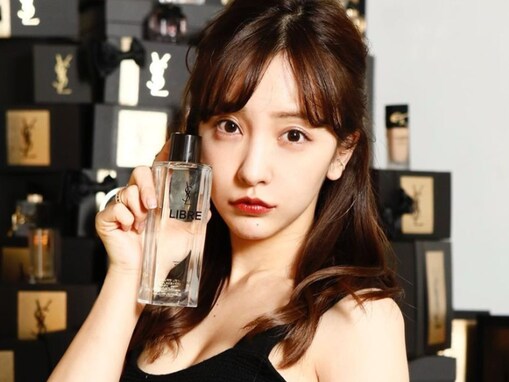 板野友美、谷間ちらりな黒ドレス姿を披露！ 「ドキッとする」「大人チックなファッションですね」