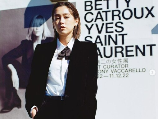 桐谷美玲、ハンサムすぎる黒スーツ姿に「いつもと雰囲気違うけど、似合ってる！！」「男性に負けない女性」