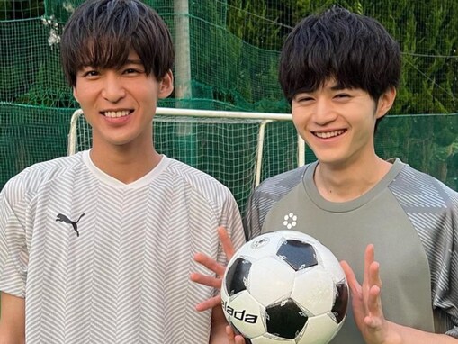 ドラマ『silent』、目黒蓮＆鈴鹿央士のサッカー部ツーショット披露！ 「このペア最高」「2人ともカッコいい!」