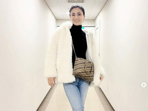 氷川きよし、スタイル抜群デニムコーデの全身ショット披露！ メイクをしてほほ笑みの表情を見せる