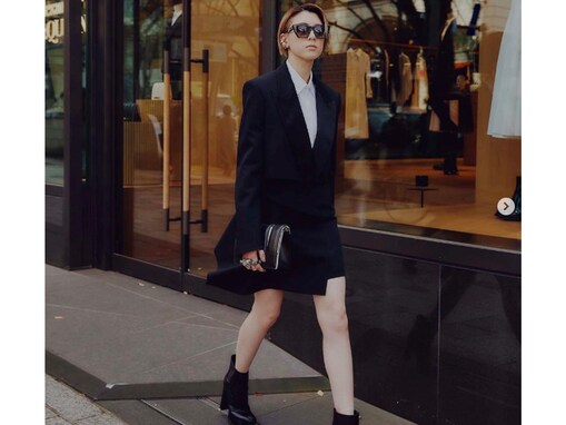 三吉彩花、美脚あらわなミニスカ姿を披露！ 全身ブラックコーデで街を闊歩する格好いいショットも