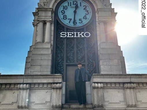 小雪、夫・松山ケンイチのひげを生やした格好いい姿を披露！ 銀座・和光の時計塔の前でたたずむショット