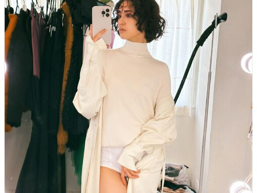 藤井夏恋、ギリギリまで太ももがあらわな大胆セクシーショット披露！ 「美脚すぎるー足細くて長ッ」