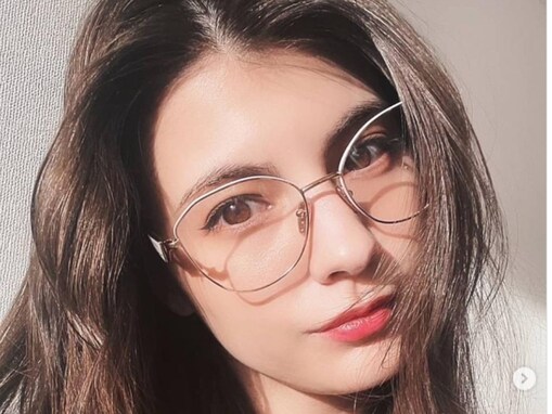 「これは反則」マギー、知的な眼鏡姿のレアショット披露！ 「めちゃ可愛い」「知性を感じる大人女子」