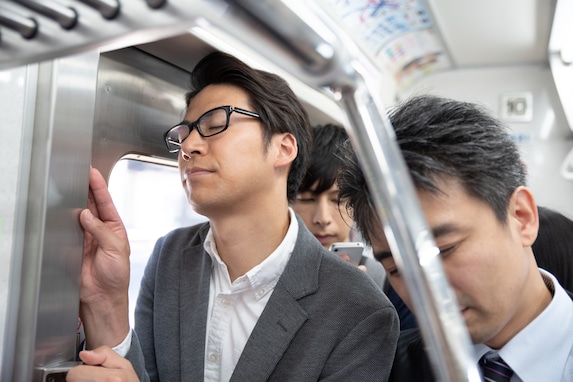 「優先席でビール」「スパゲティをペン2本で…」300人に聞いた「電車内での迷惑行為」が衝撃すぎた