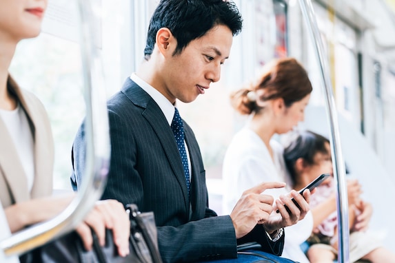 「座っている人の上に座った」「朝イチの電車で…」今だからこっそり言える「電車内での懺悔したい行動」