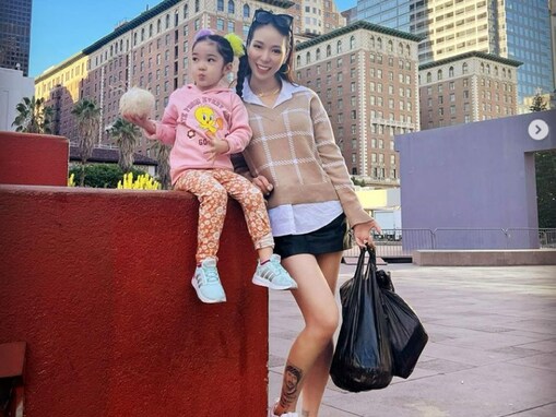 紅蘭、タトゥー入りの超絶美脚あらわな親子ショットに「ちょっと年の離れた姉妹みたいですね」の声