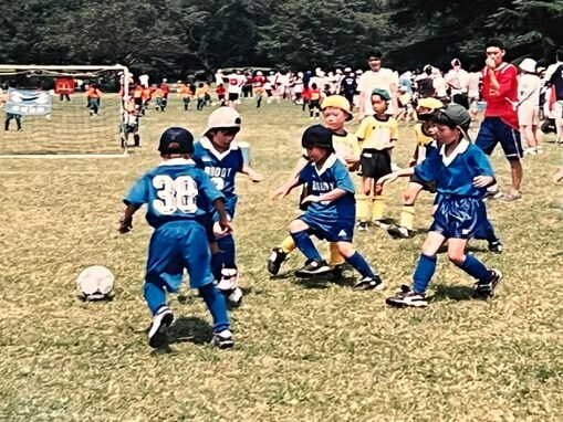 土屋太鳳、弟・神葉の幼少期サッカー写真を公開！ 「サッカー姿なんでこんなに可愛いんだろう」「素敵な兄弟」