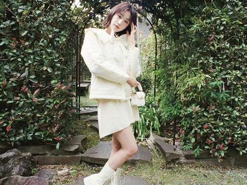 高橋ひかる、美脚際立つミニスカホワイトコーデ姿に「お人形さんみたい」の声