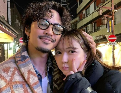 村重杏奈、ラブラブショットで“お忍びデート”報告！ 「この2人はお似合いすぎです」「最高にエモい写真」