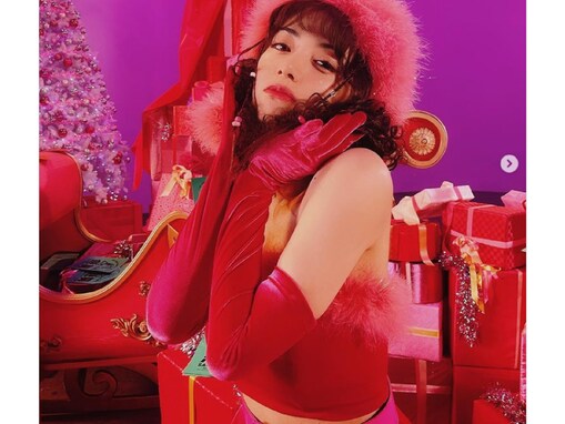 池田エライザ、腹ちら＆デコルテあらわのサンタ姿を披露！ 「安定に最強にかわいいです」「何しても綺麗やな～」