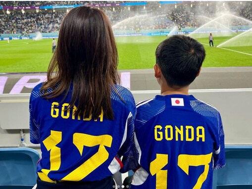 権田修一の美人妻・裕美さん、息子と仲良くW杯観戦の姿！ 「旦那様の神セーブ、かっこよかったです！！」