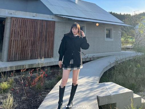 「スタイル異次元」NiziU・ニナ、超ミニ丈ワンピで美脚を披露！ 「足長すぎて異次元だしお顔も強すぎて」