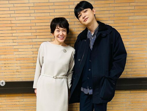 大竹しのぶ、吉沢亮との仲良しツーショットで「私はキミの母ちゃんになれて、本当に幸せでした」と明かす