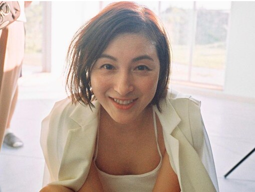 広末涼子、胸元ちらりな色っぽオフショット公開！ 「十代の頃を思い出させる笑顔」「透明感が凄い」