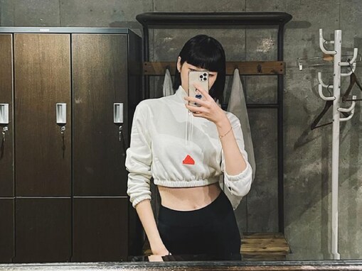 笑わない男の妻・新井貴子、脚の可動域がすごいトレーニング姿に「足が、、、長すぎる！」「アスリート並みの訓練」