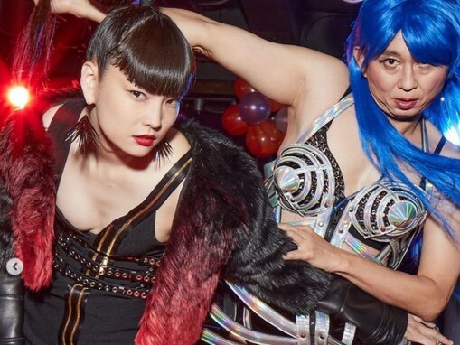 秋元梢＆有吉弘行、大胆に肌を露出した斬新セクシーショット披露！ 「ふたりとも際どい」「まじ神ショット」