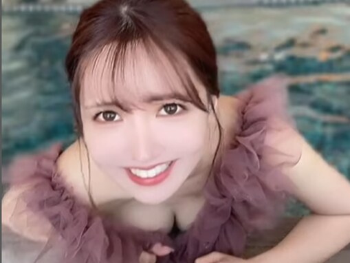 三上悠亜、“あざとすぎる”谷間あらわな水着ショット披露！ 「天使がいる」「セクシーできれい」