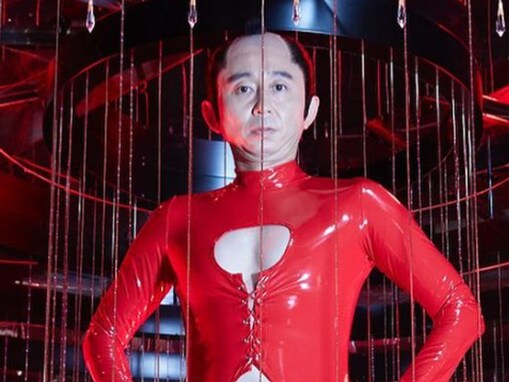 有吉弘行、“攻めすぎ”ぴっちりボンデージ姿を披露！ 「スタイル良すぎです」「どうなってるんですか？」