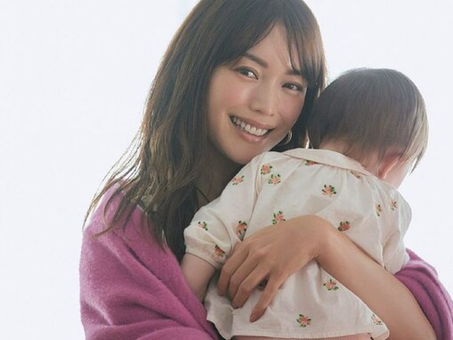 蛯原友里、娘とのツーショット公開！ 「可愛い赤ちゃんですね」「とてもお母さんには見えない美しさ」