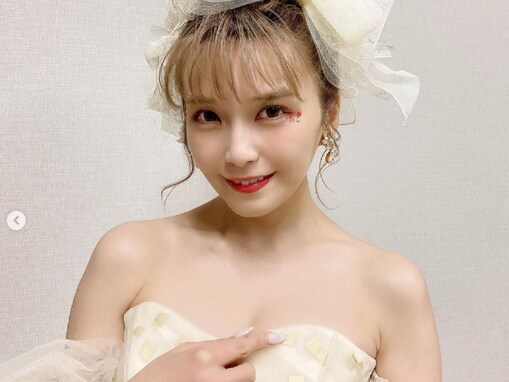 宇野実彩子、谷間ちらりな露出多めドレス姿を披露！ 「美しくてたまんねぇなこれ」「もう…なんなの？天使」