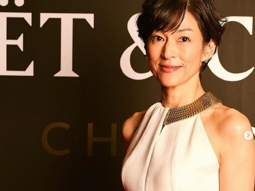 鈴木保奈美、56歳とは思えぬ美しすぎる肩出しドレス姿を披露！ 「普通にめっちゃ美人!!」「大人のお色気」