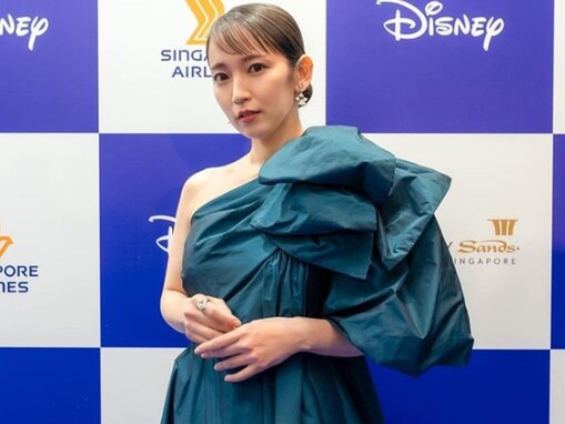 吉岡里帆、シンガポールで大胆肩出しドレス姿を披露！ 「美しい通り越して神々しい」「気品溢れてます」