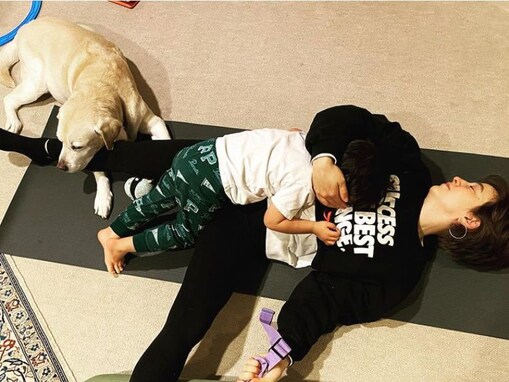 滝川クリステル、2歳息子＆保護犬との“ほっこり”家族ショットを公開！ 「たまりませんねー!!」「可愛いものだらけ」