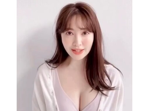 小嶋陽菜、自身プロデュースブランドのランジェリーで胸元あらわな姿！ 女性らしい美ボディに注目集まる