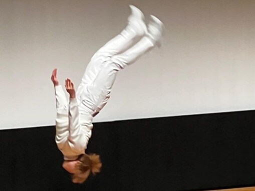 「空から小栗旬が！！！」おばたのお兄さん、バク宙の瞬間をマネージャーが激写！ 「面白すぎる」と反響